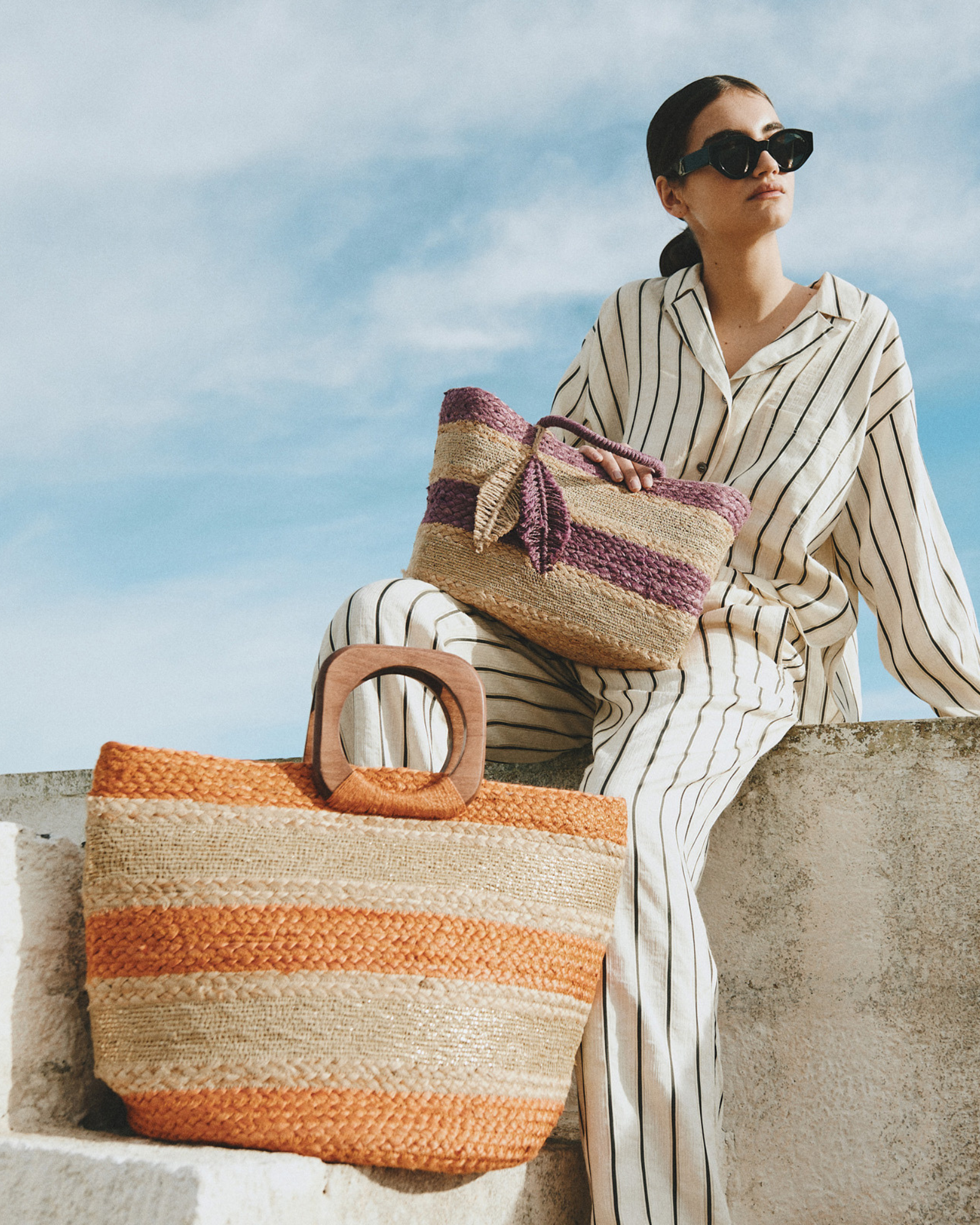 Cabas rayé en jute avec anses en bois — maintenant CHF 75.– Cadeau offert : une paire de lunettes de soleil OKKIA d’une valeur de CHF 39