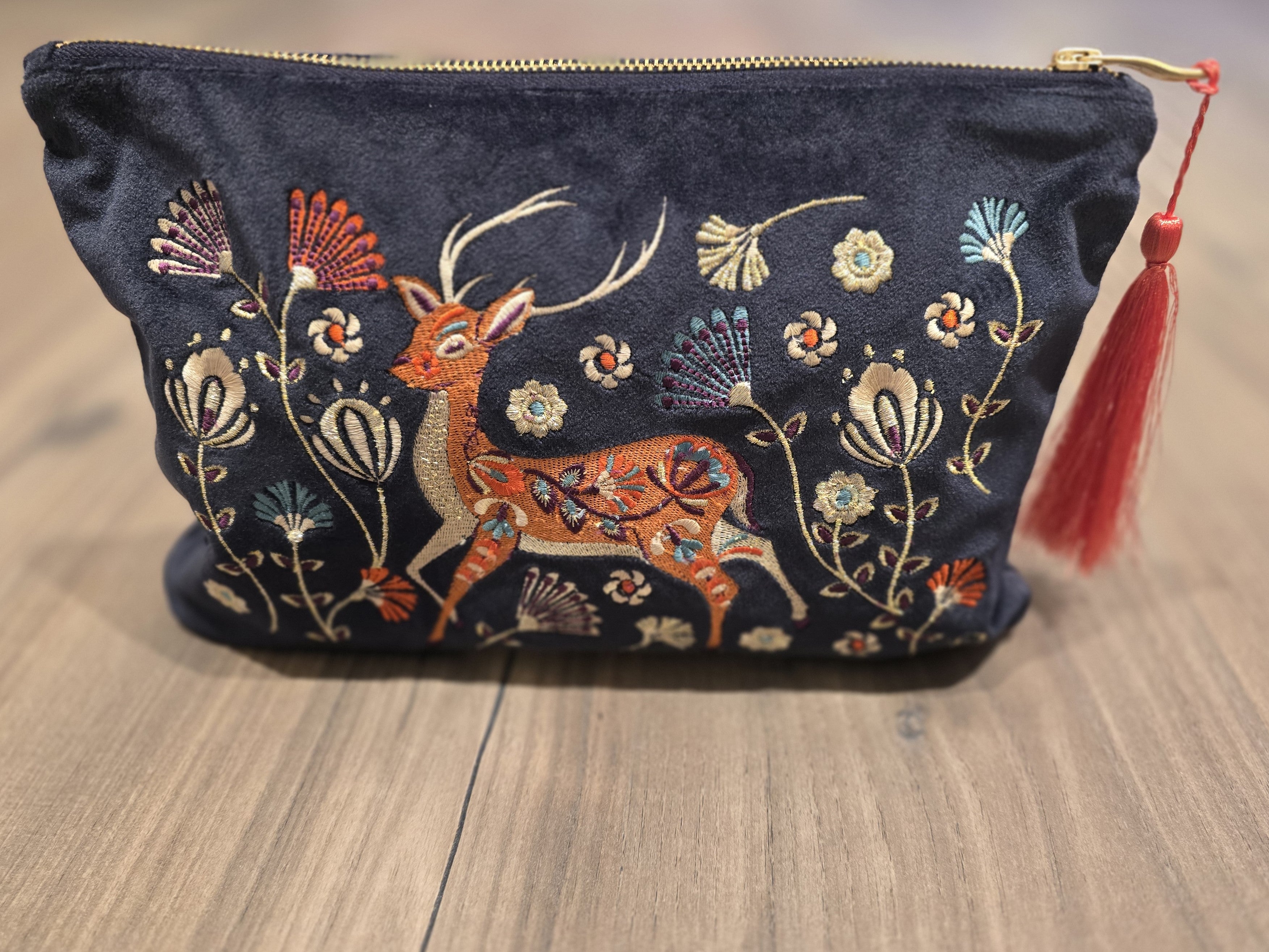 Trousse brodée en velours by Powder