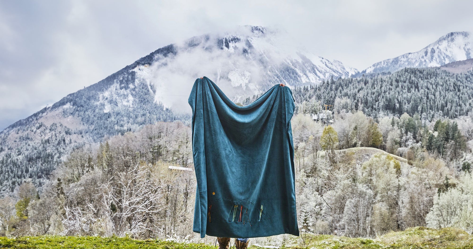 Plaid Polaire brodé Passe Montagne bleu Sylvie Thiriez
