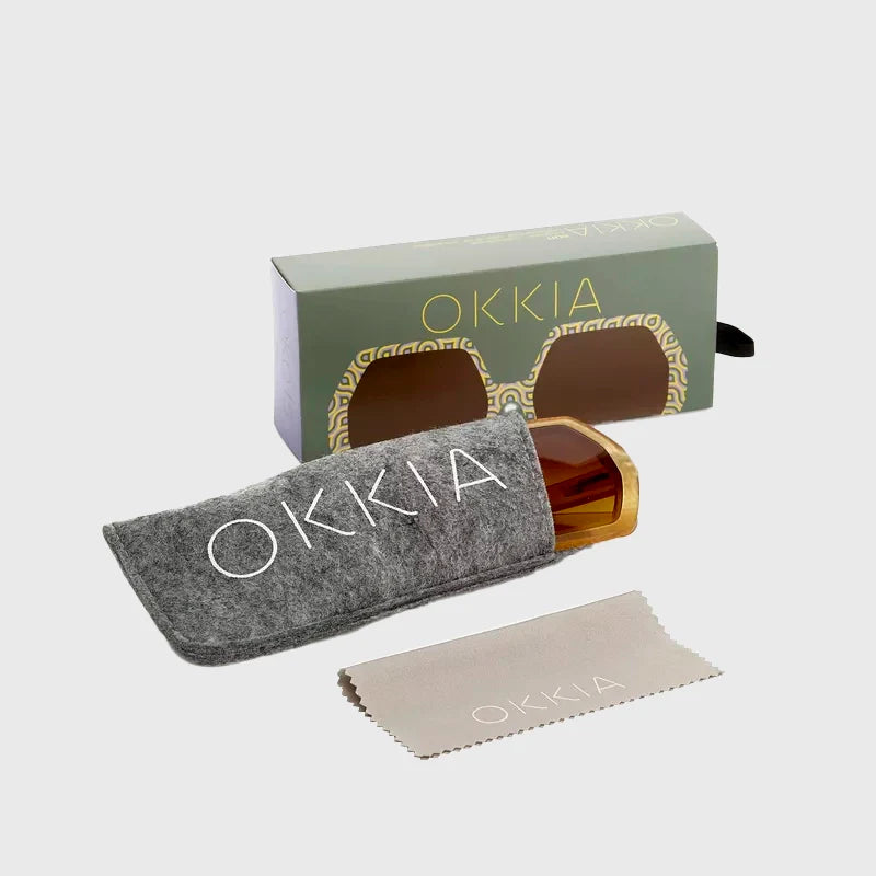 Cabas rayé en jute avec anses en bois — maintenant CHF 75.– Cadeau offert : une paire de lunettes de soleil OKKIA d’une valeur de CHF 39