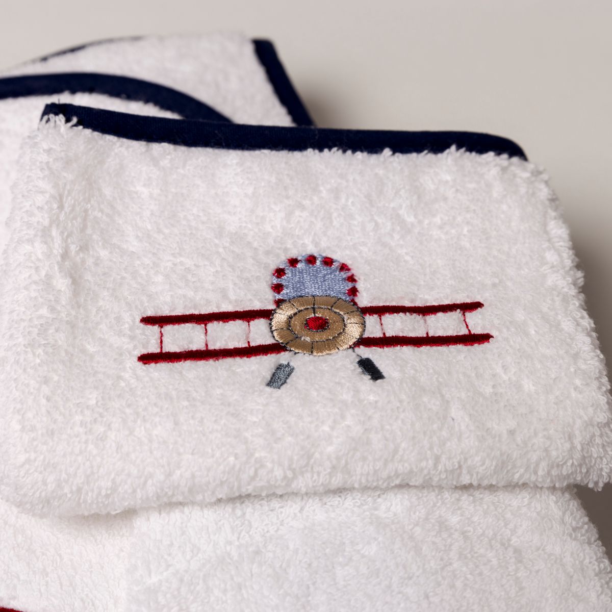 Linge de bain pour bébé en coton peigné avec avion et voiture brodé