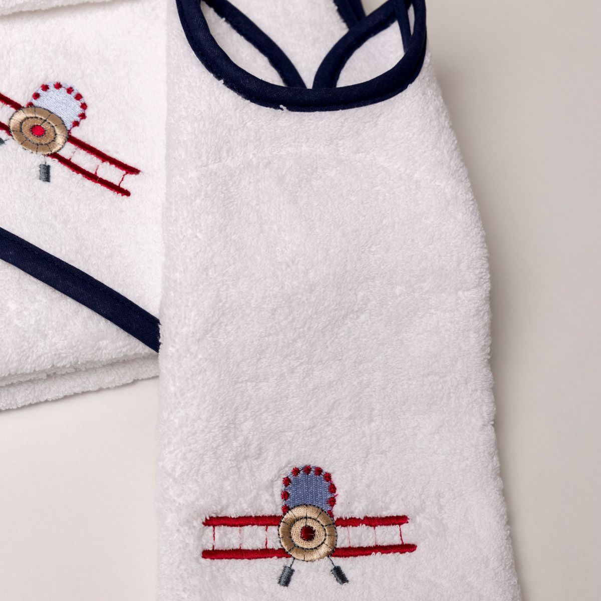Linge de bain pour bébé en coton peigné avec avion et voiture brodé