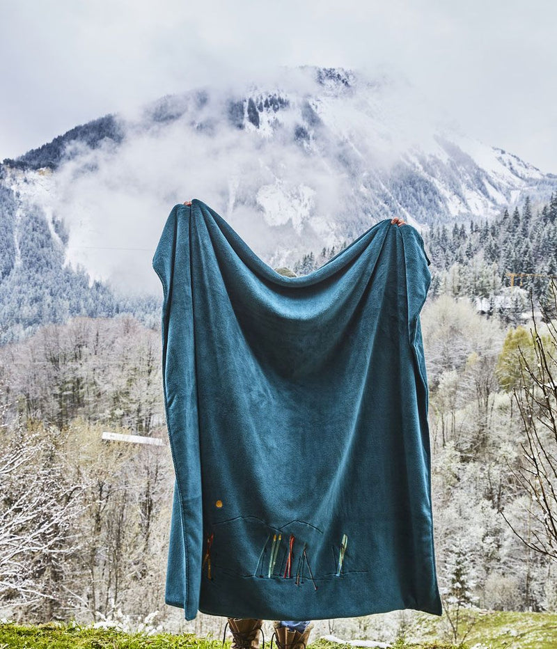 Plaid Polaire brodé Passe Montagne bleu Sylvie Thiriez