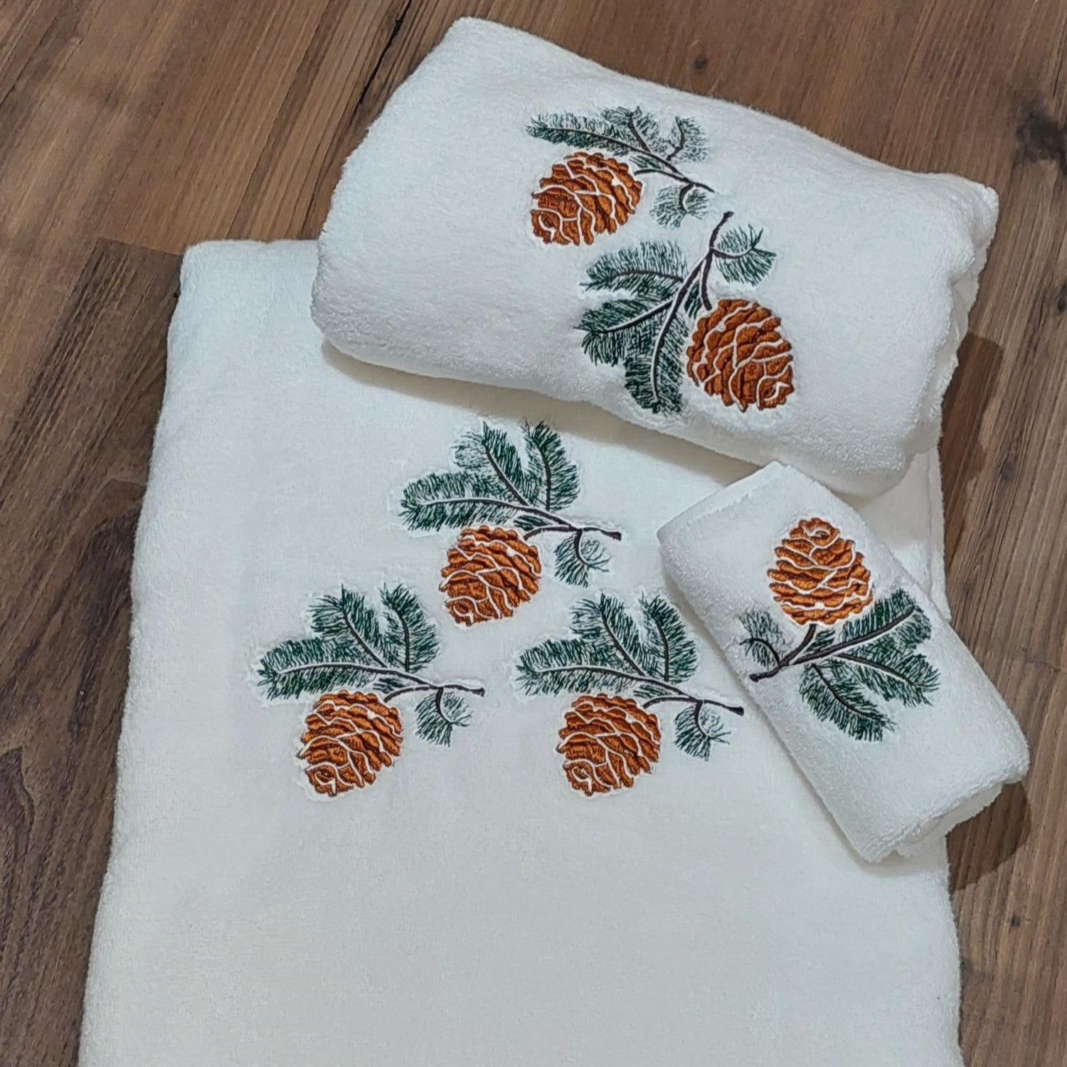 Linge de bain en coton avec Pommes de pin brodées
