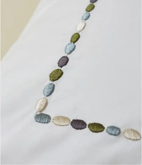 Set Housse de couette et Taies d'oreiller En Pointilles by Sylvie Thiriez