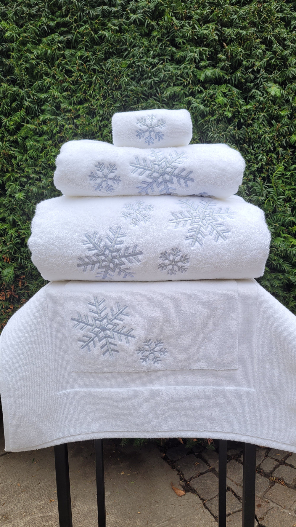 White bath towels with a heart embroidered with Snowflakes