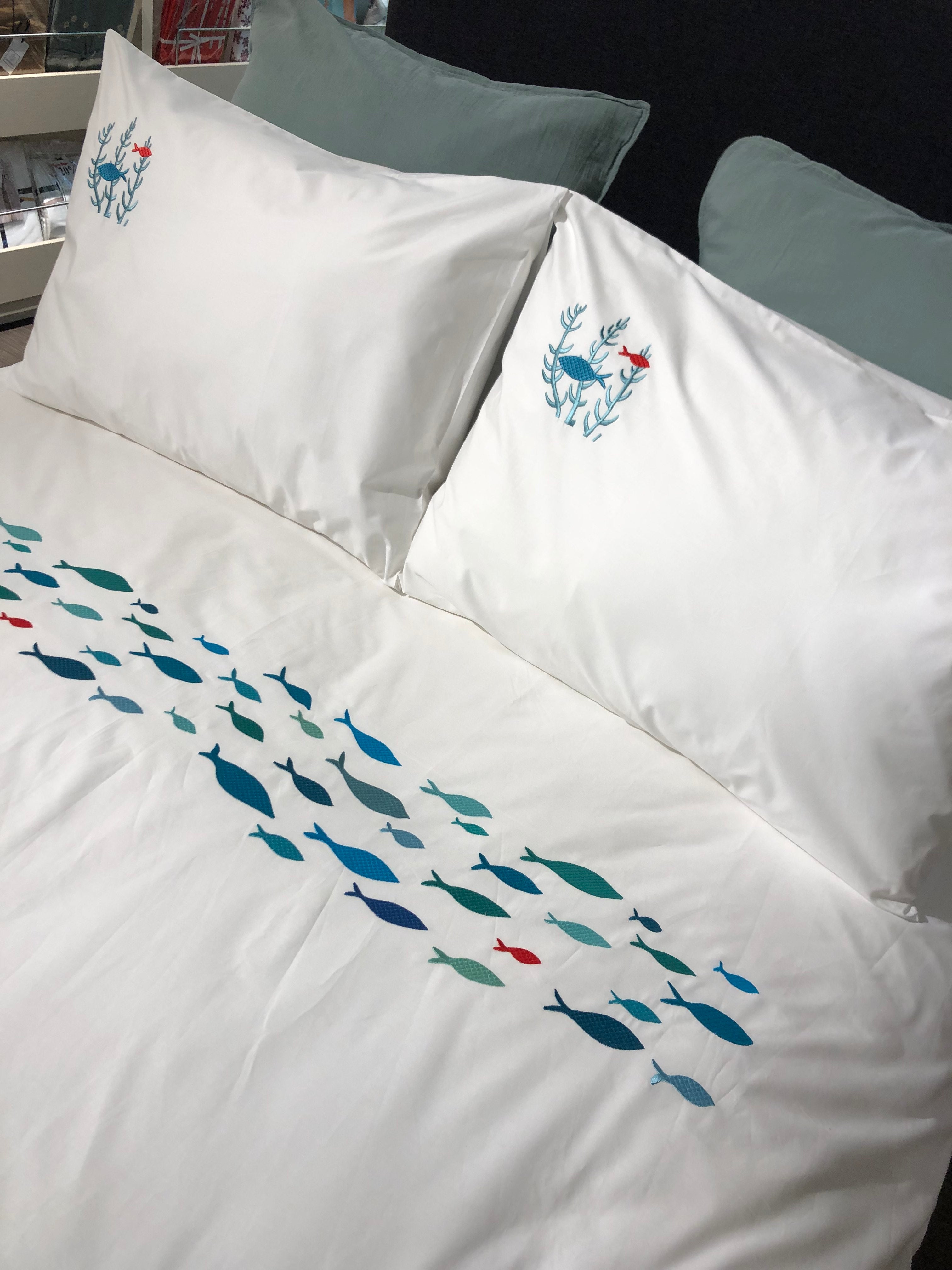 Printed cotton percale pillowcase with skiers