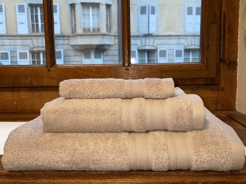 White bath towels with a heart embroidered with Snowflakes