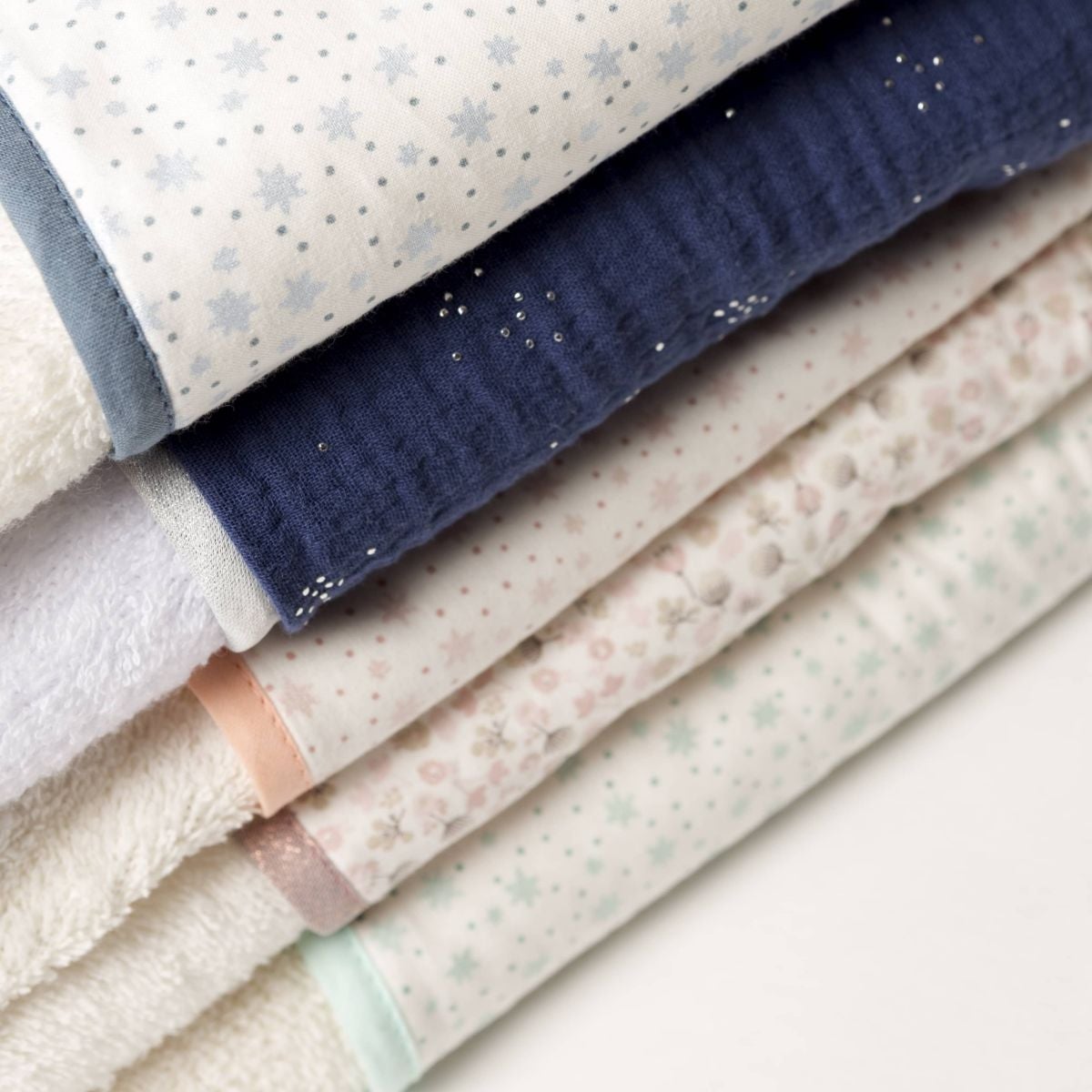 Hooded baby bath linen with star print