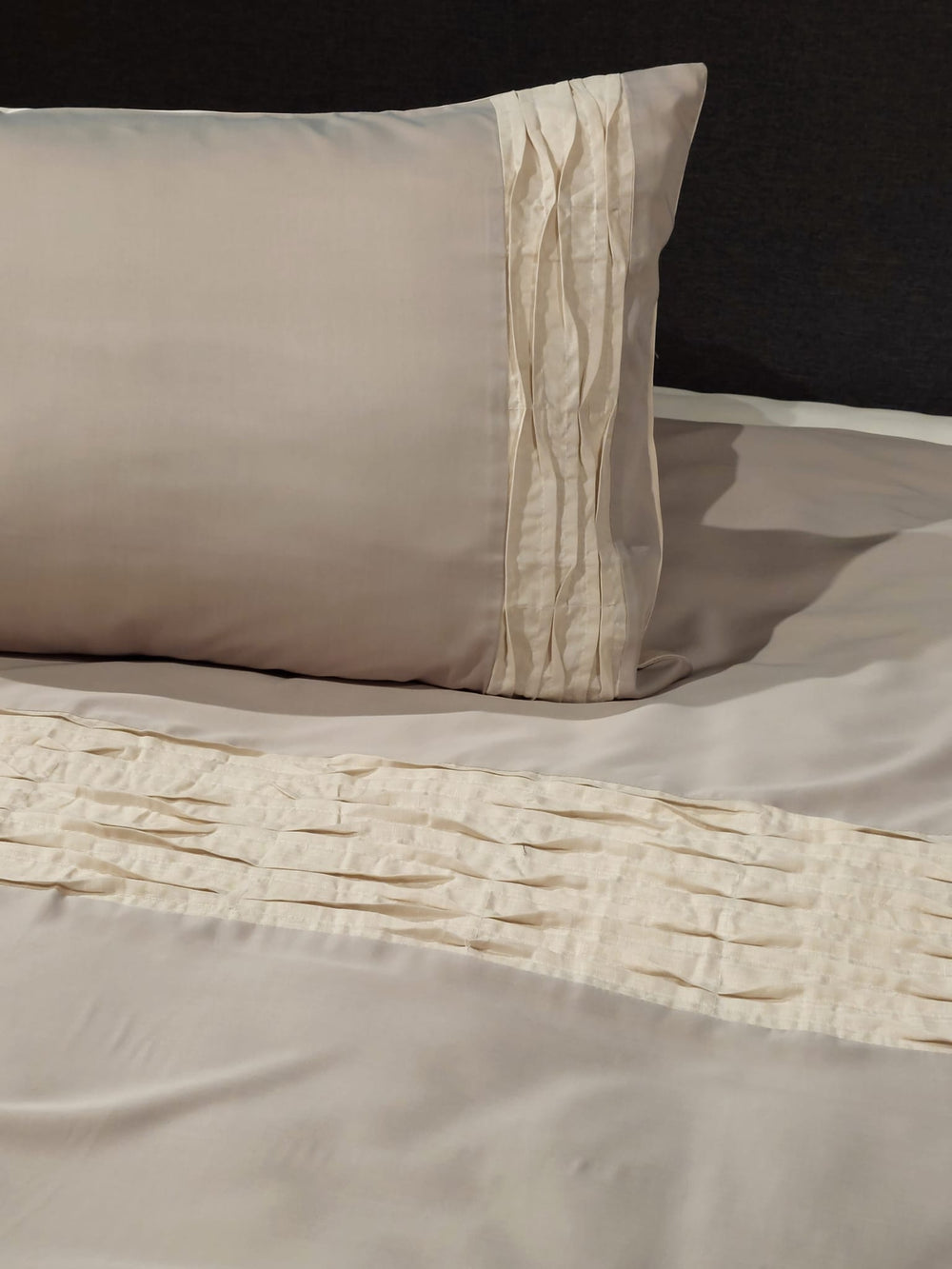 Duvet cover and pillowcase in White Tencel with washed linen pleats